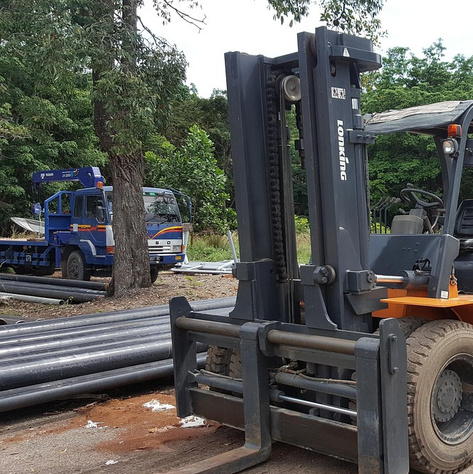 warehouse forklift pallets